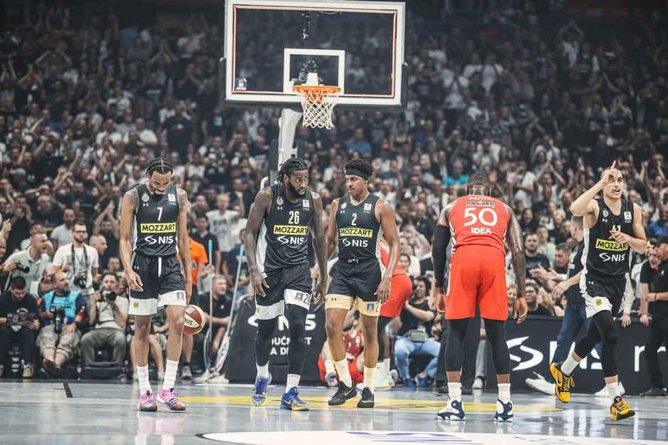 Zach LeDay sa saigračima na duelu protiv Zvezde (Foto: KK Partizan)