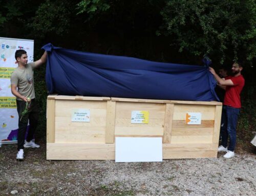Studenti dva mostarska fakulteta ukazali na važnost kompostiranja, predstavljena dva kompostera