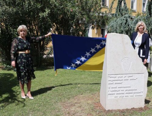 FOTO: U parku KB “Safet Mujić” otkriven spomenik u znak sjećanja na pripadnike Ratne bolnice ARBiH