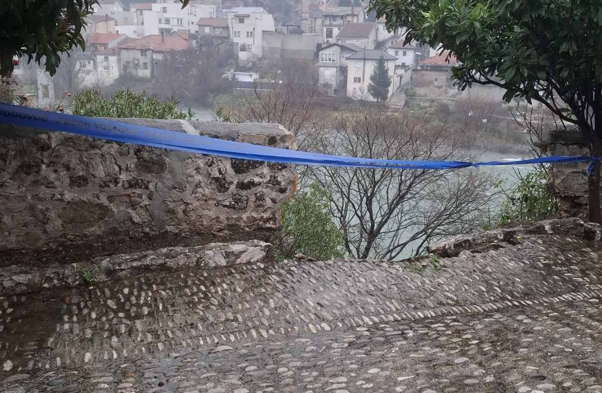 Urušio se zid oko Sevri-hadži Hasanove džamije u Donjoj Mahali