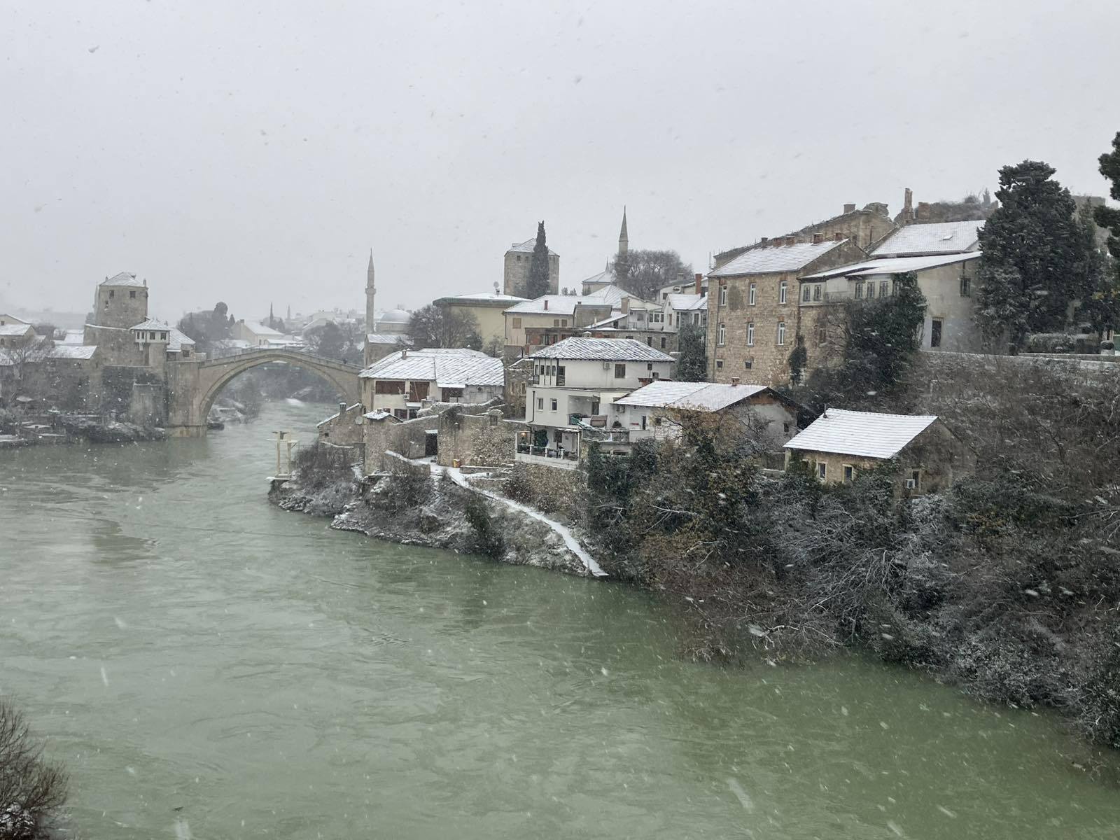 snijeg_zabijelio_mostar